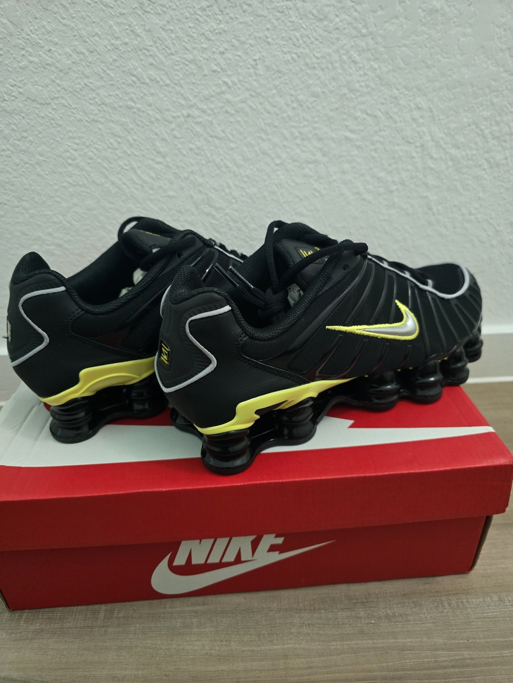Nike Shox TL Black and Volt Running Shoes 8.5M/10W - Picture 4 of 6